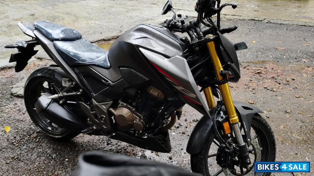 Honda CB300F Deluxe Pro