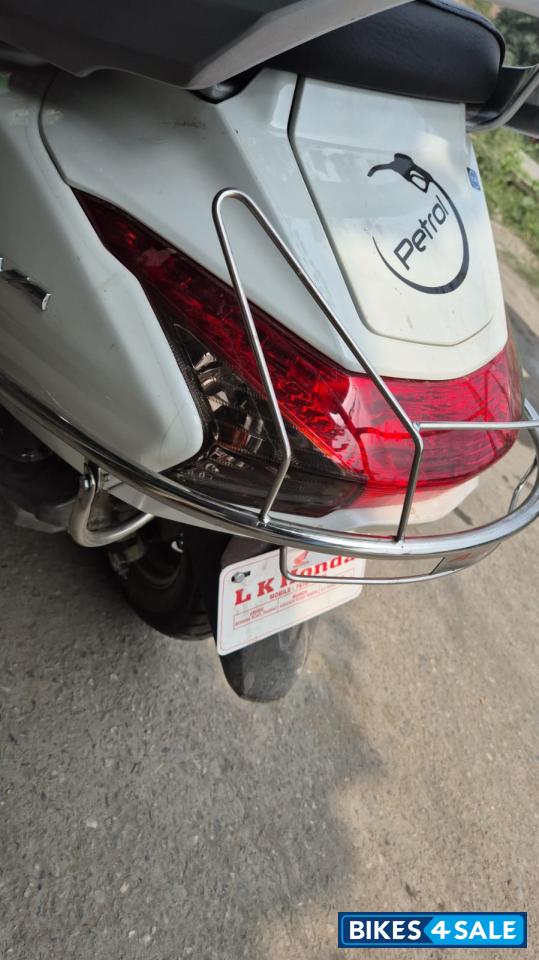 White Honda Activa 6G Dlx