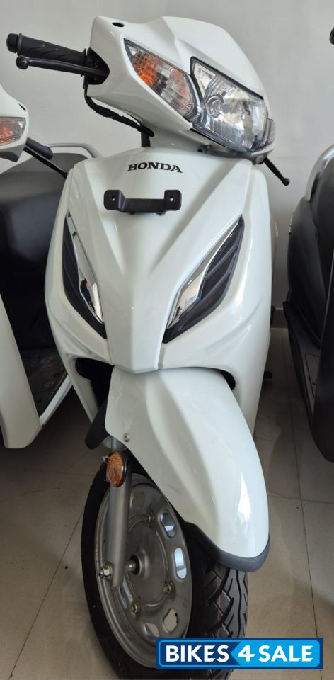 White Honda Activa 6G Dlx