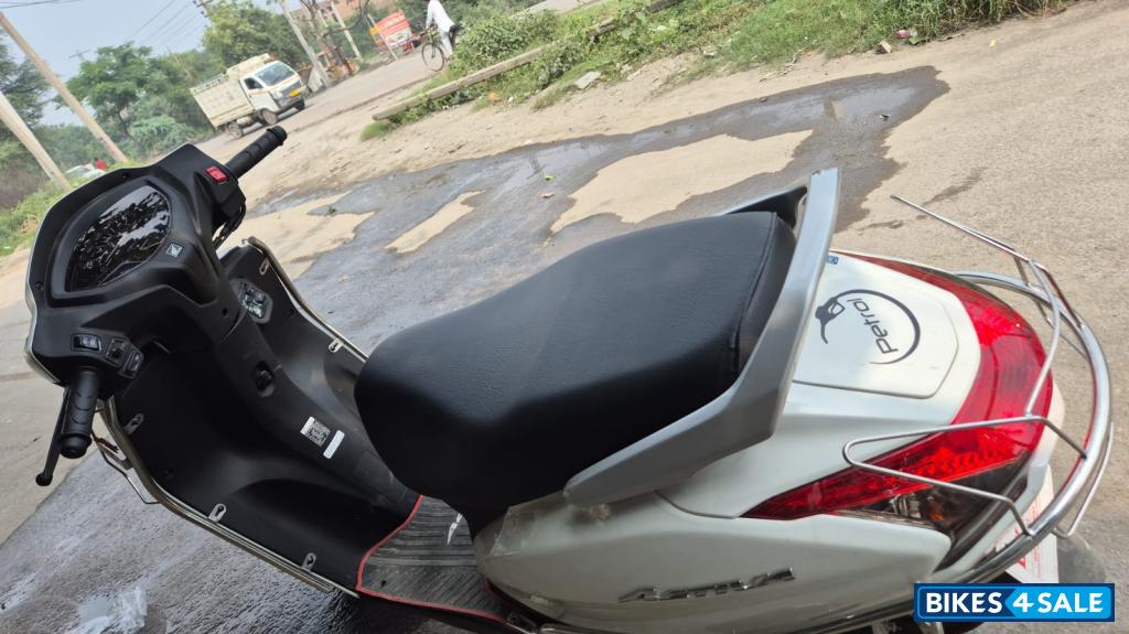 White Honda Activa 6G Dlx