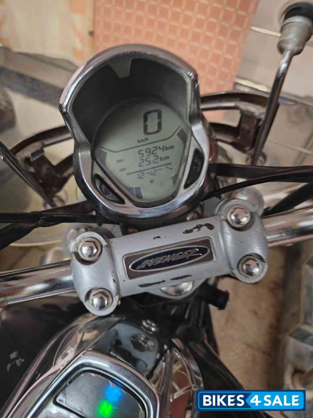 Black Bajaj Avenger Cruise 220 BS6