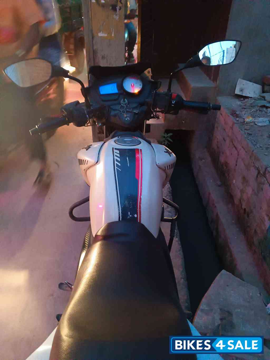 White TVS Apache RTR 180 ABS