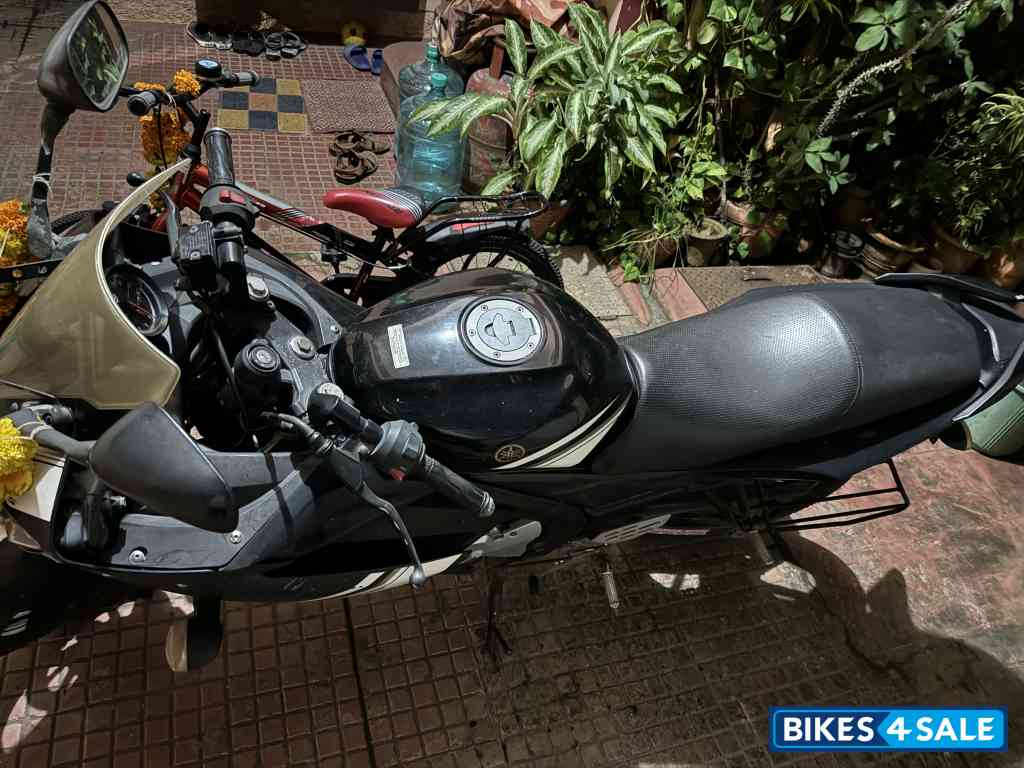 Black Yamaha YZF R15