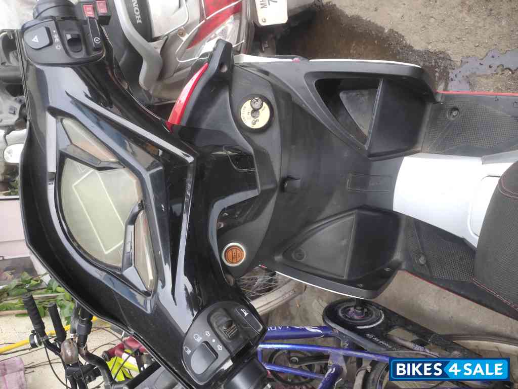 Red & White Rowwet Vegatron Lithium Battery