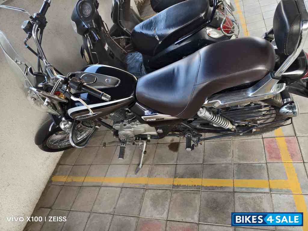 Black Bajaj Avenger Cruise 220 BS6