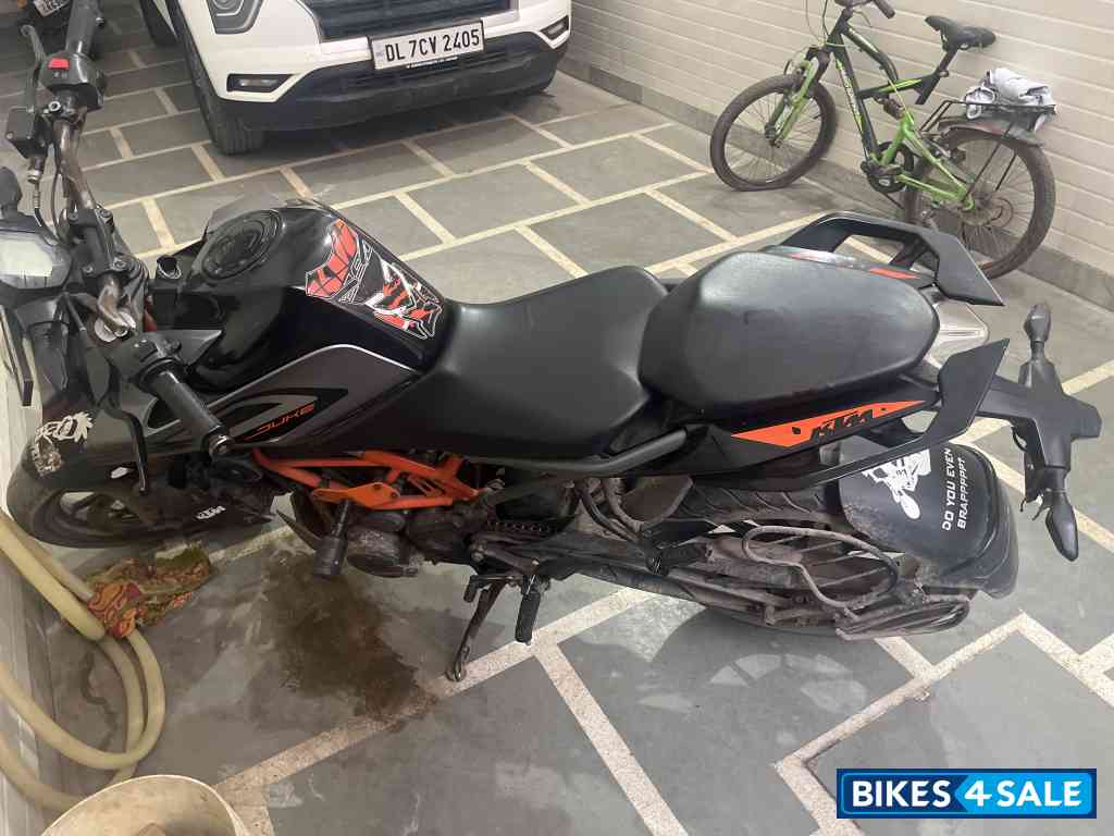 Black KTM Duke 250 2020