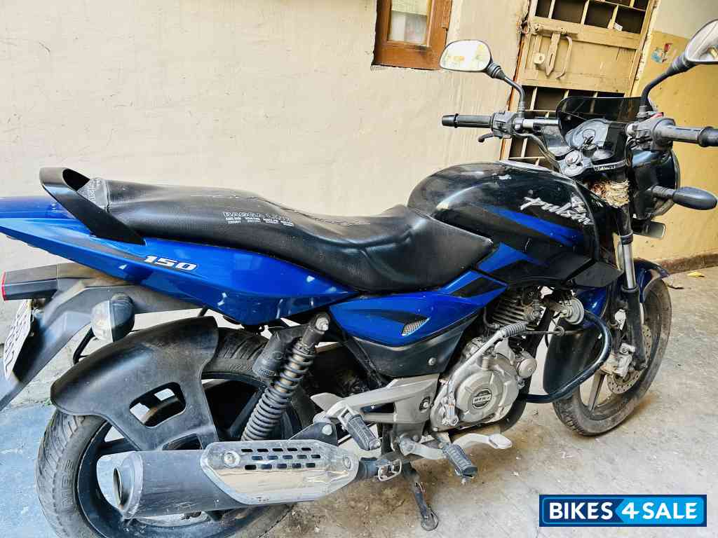 Blue And Black Bajaj Pulsar 150
