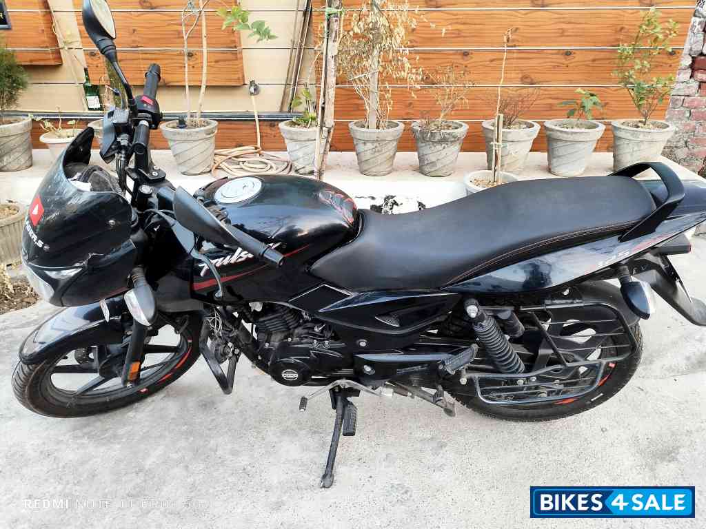 Black Bajaj Pulsar 125 Neon BS6