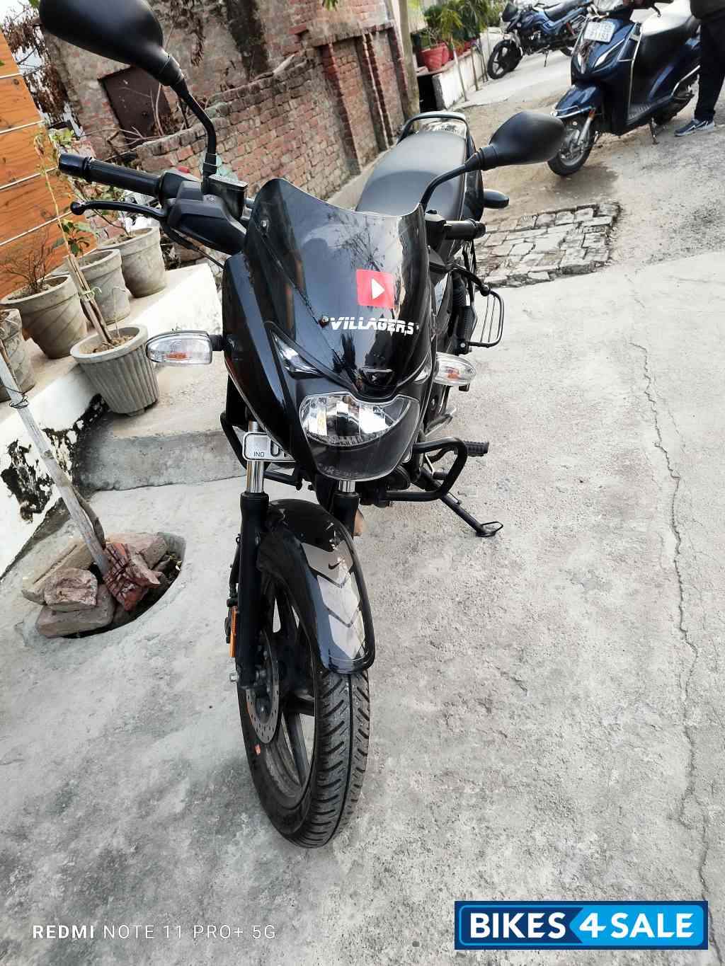 Black Bajaj Pulsar 125 Neon BS6