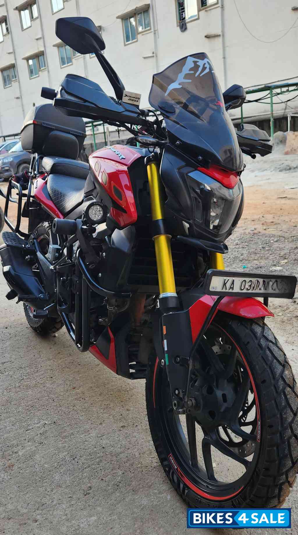 Black/red Bajaj Dominar 250