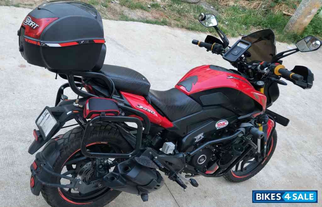 Black/red Bajaj Dominar 250