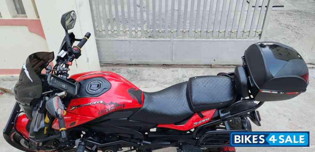 Black/red Bajaj Dominar 250