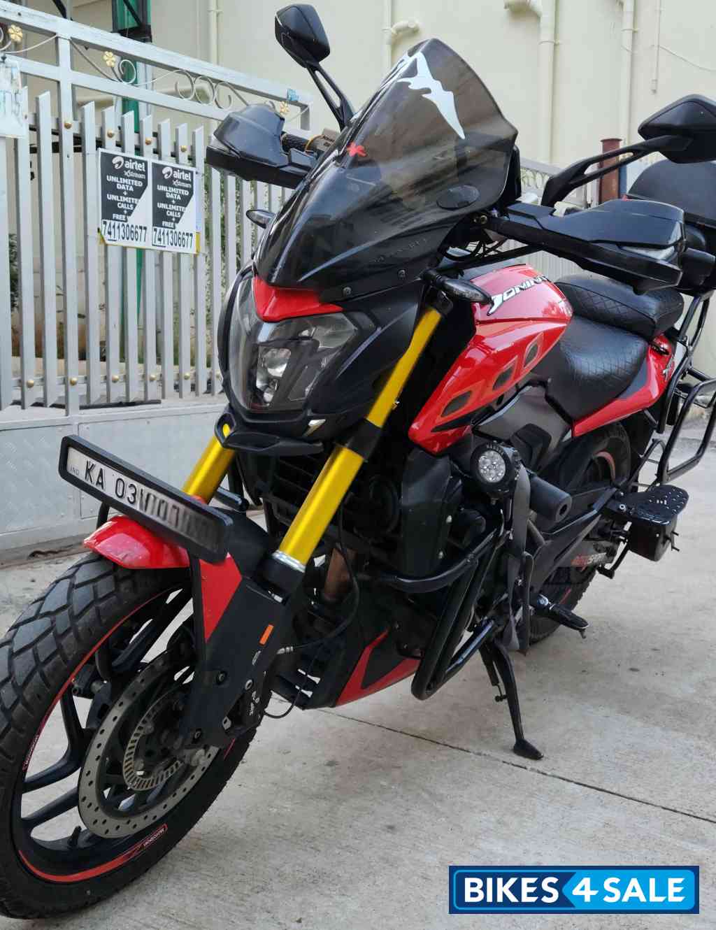 Black/red Bajaj Dominar 250