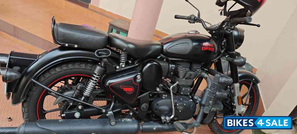 Stealth Black Royal Enfield Classic 350 Dual Channel BS6
