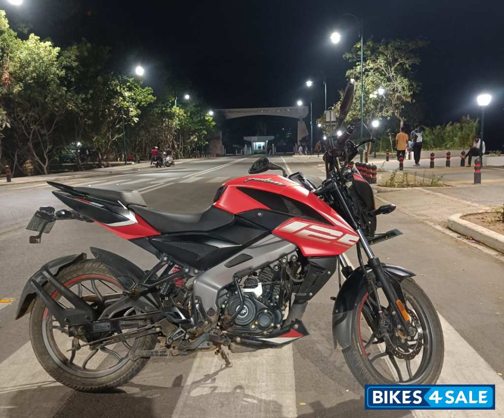 Red Bajaj Pulsar NS125 2022