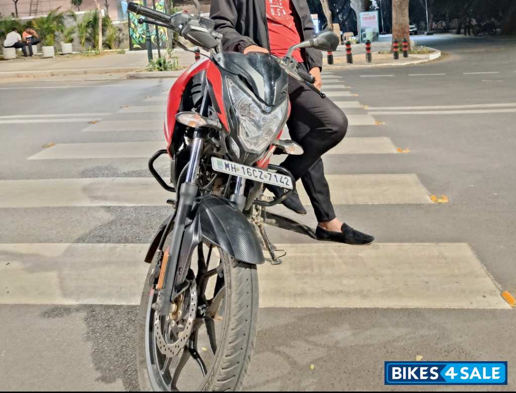 Red Bajaj Pulsar NS125 2022