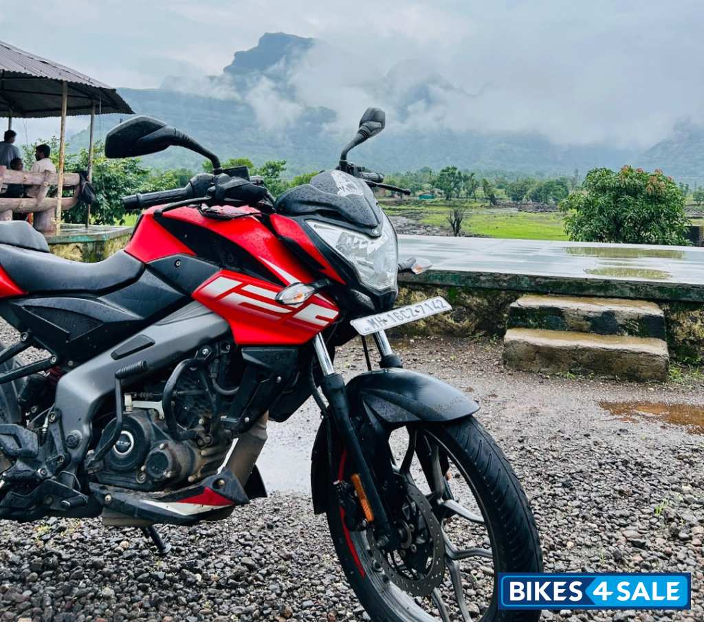 Red Bajaj Pulsar NS125 2022