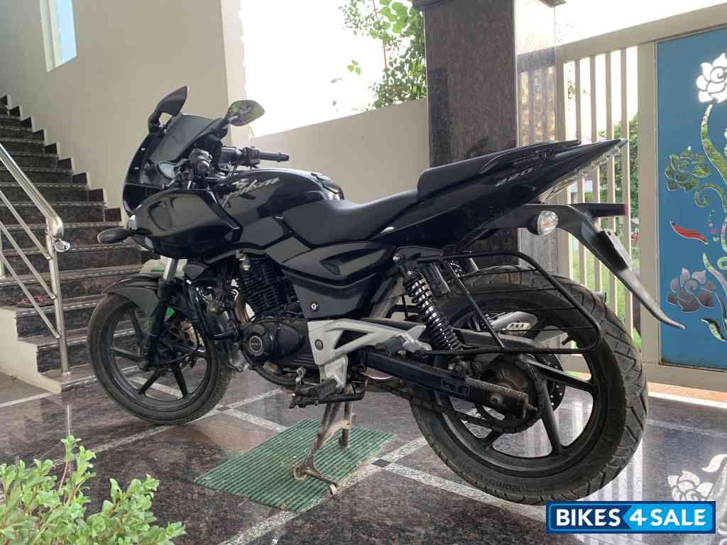 Bajaj Pulsar 220F