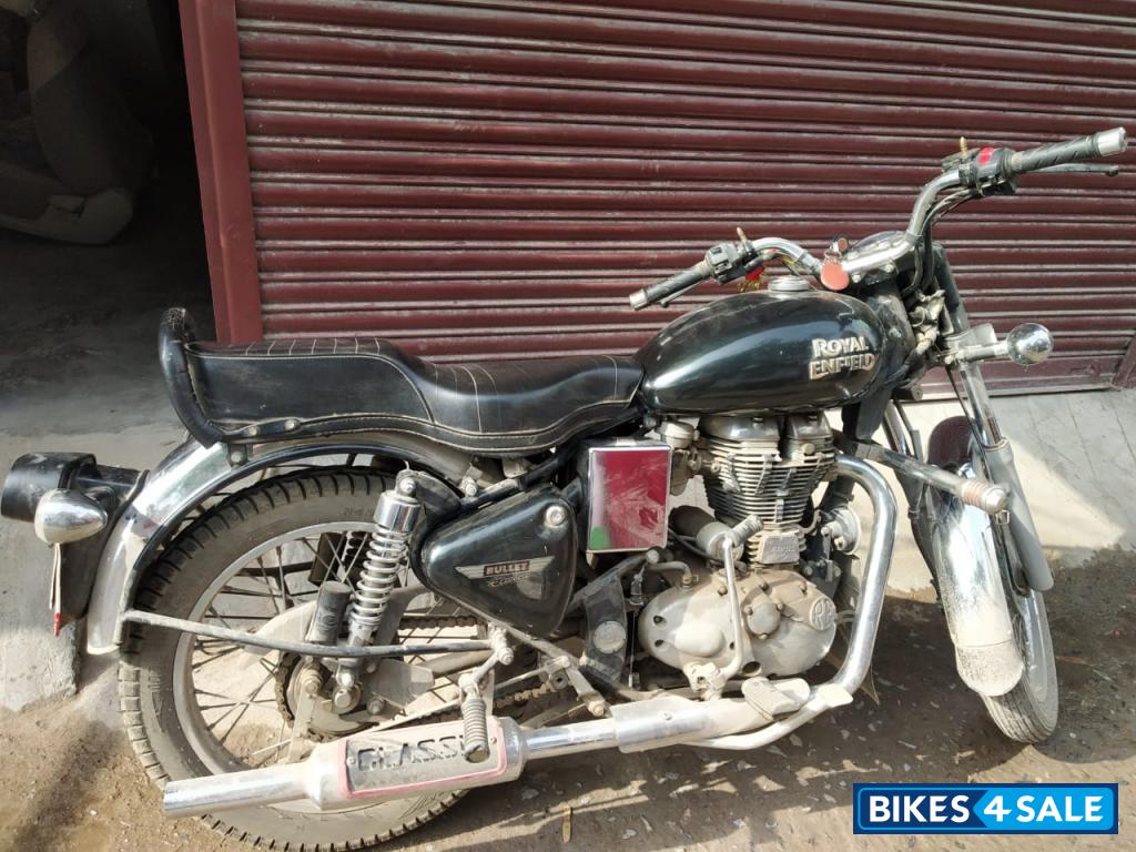 Black Royal Enfield Bullet Electra Twinspark