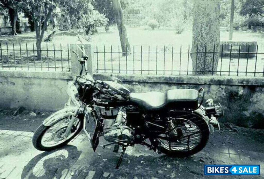 Black Royal Enfield Bullet Electra Twinspark