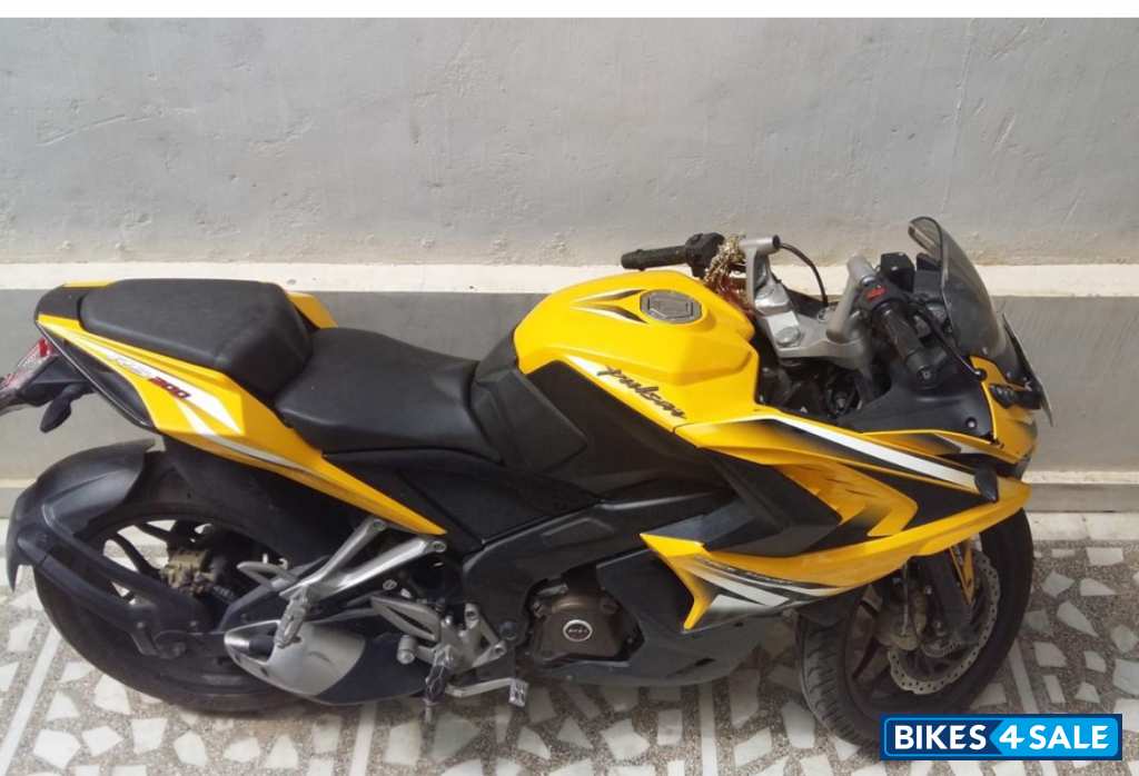 Bajaj Pulsar RS 200 ABS