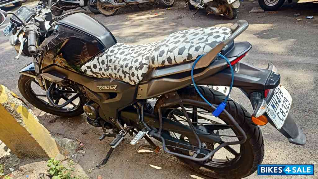 Black TVS Raider 125