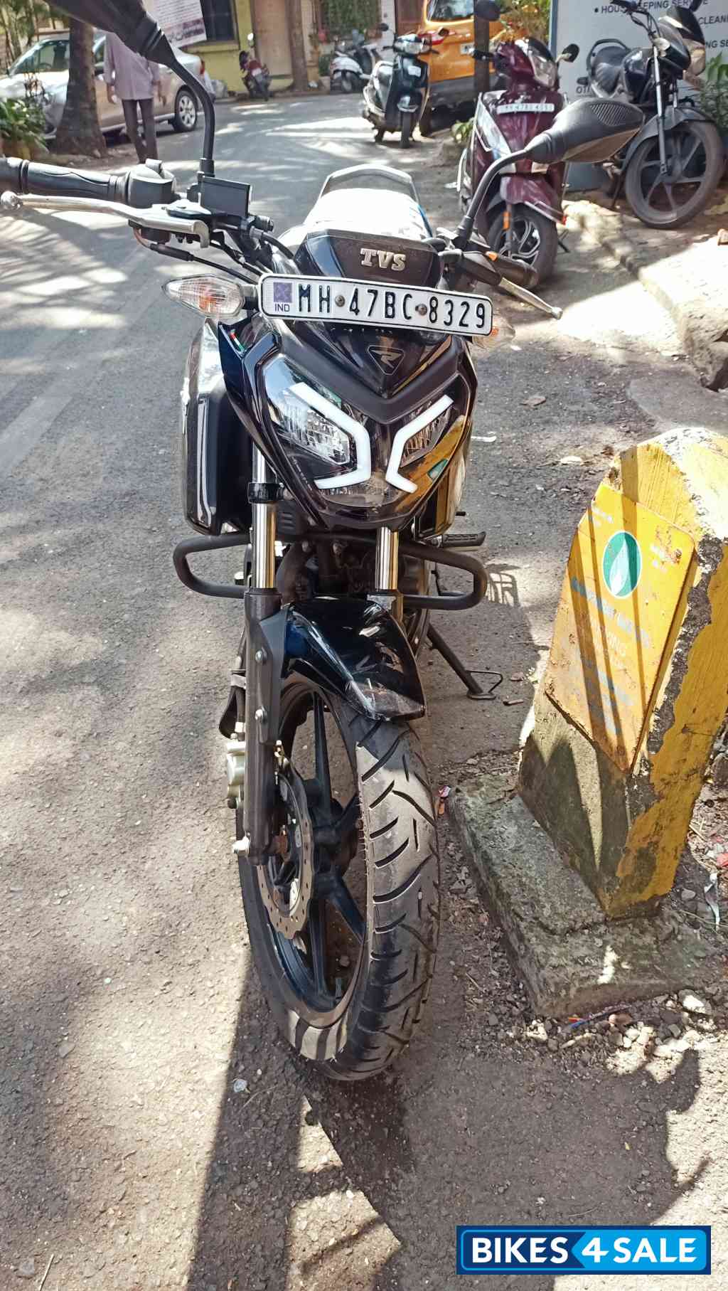 Black TVS Raider 125