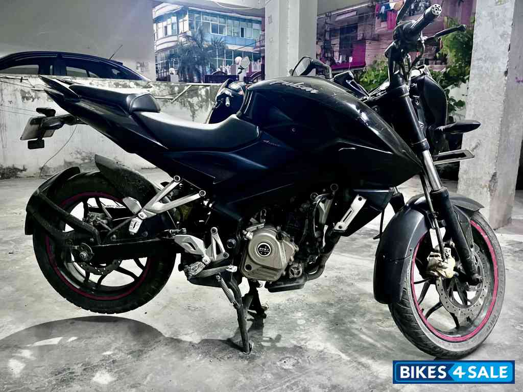 Black Bajaj Pulsar 200 NS