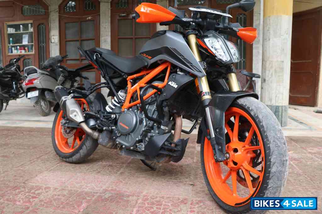 Silver Metallic KTM Duke 390 BS6