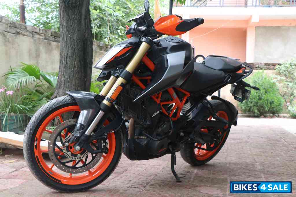 Silver Metallic KTM Duke 390 BS6 Silver Metallic KTM Duke 390 BS6