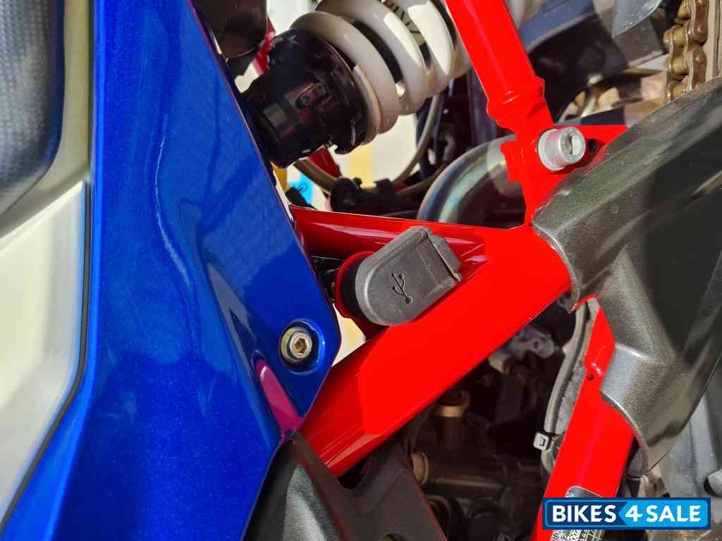 Polar White Racing B BMW G 310 R BS6