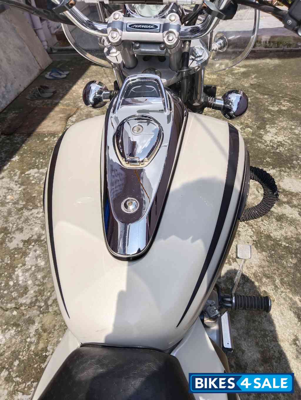 Moon White Bajaj Avenger Cruise 220 BS6