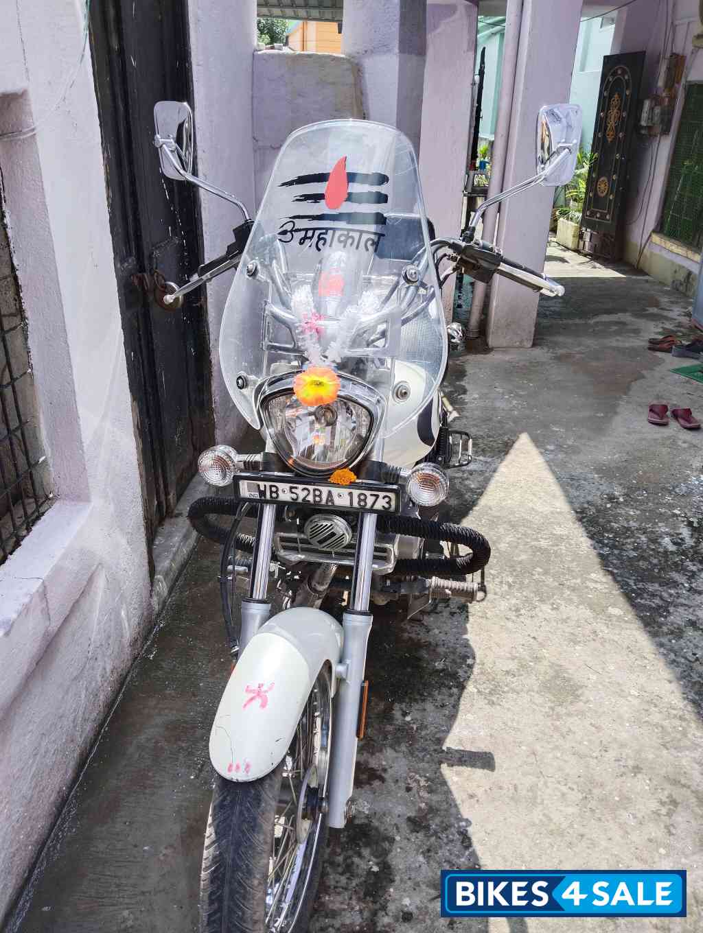 Moon White Bajaj Avenger Cruise 220 BS6