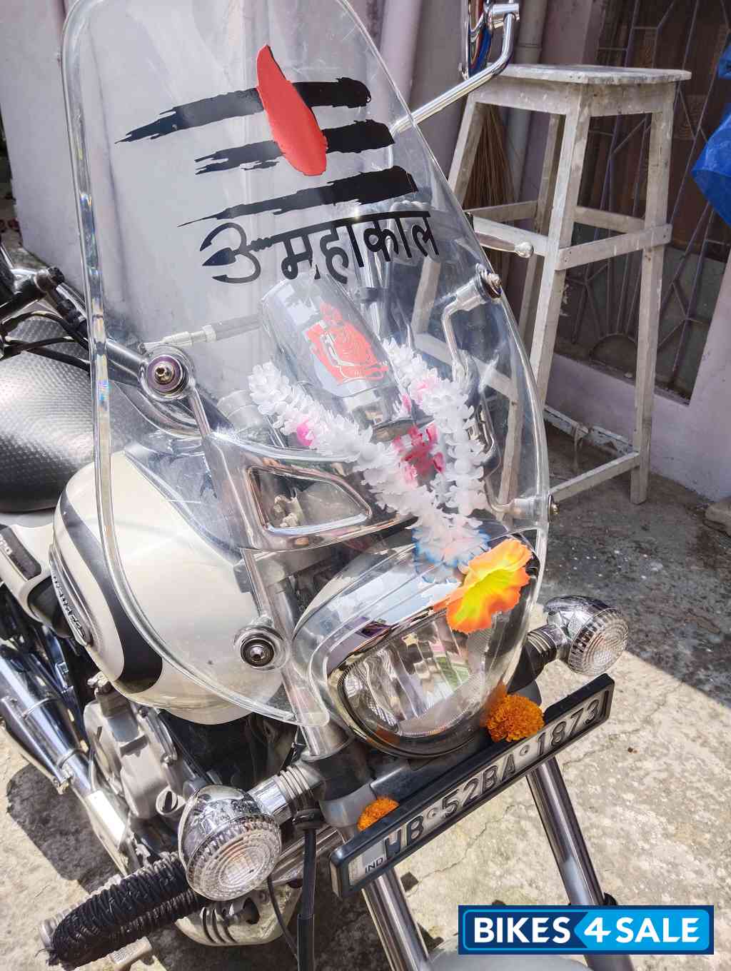 Moon White Bajaj Avenger Cruise 220 BS6