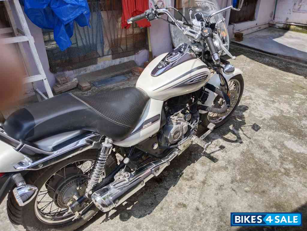 Moon White Bajaj Avenger Cruise 220 BS6