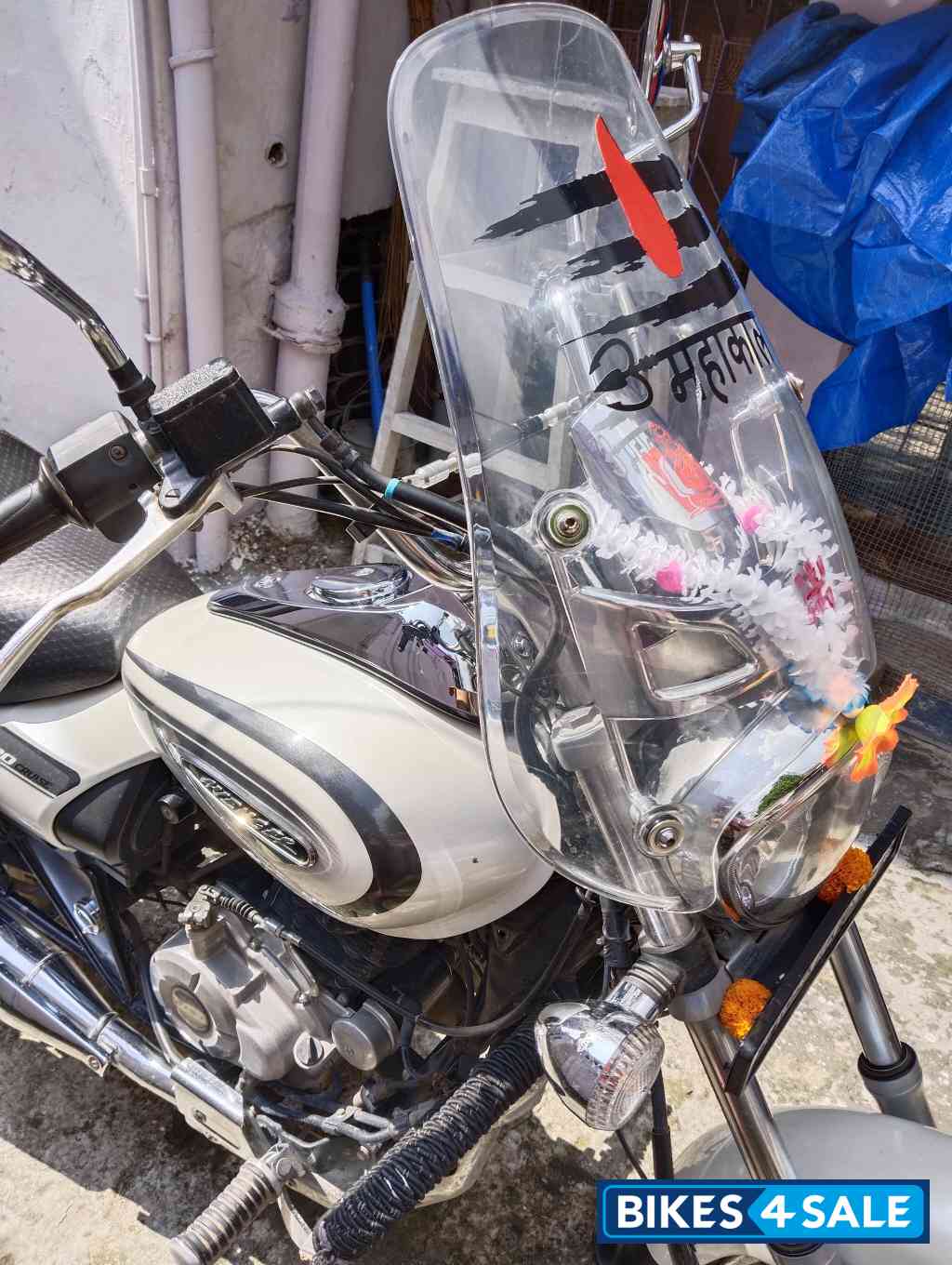 Moon White Bajaj Avenger Cruise 220 BS6