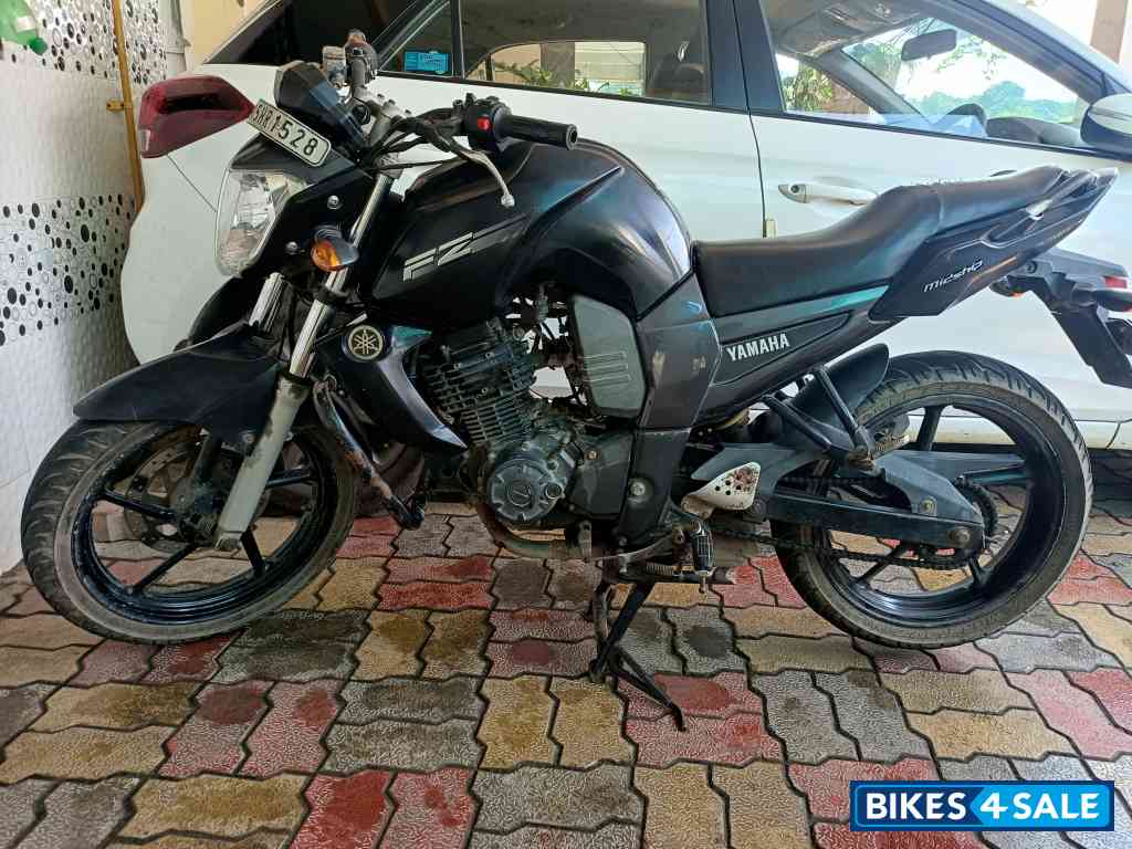 Black Yamaha FZ16