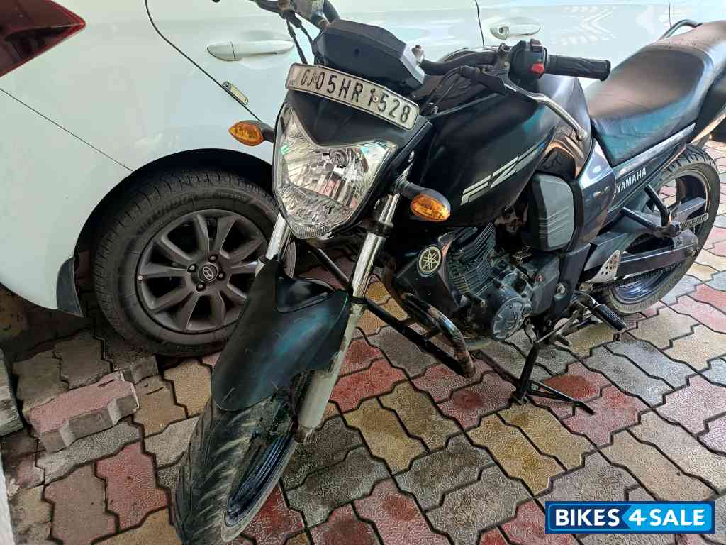 Black Yamaha FZ16