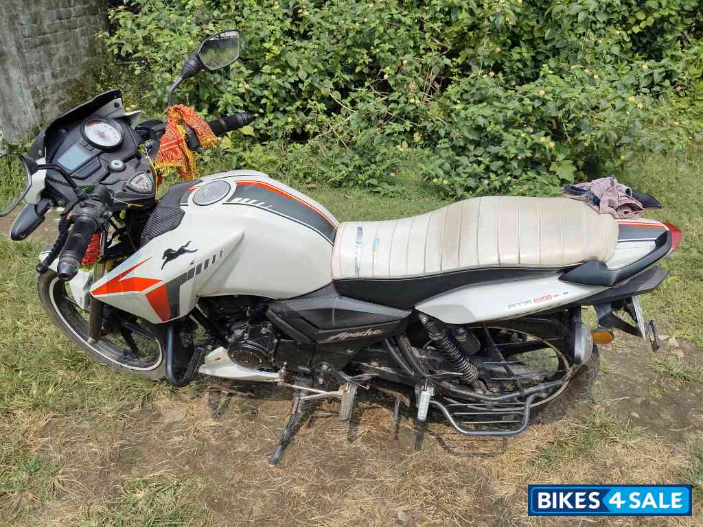 White TVS Apache RTR 160 BS VI White TVS Apache RTR 160 BS VI