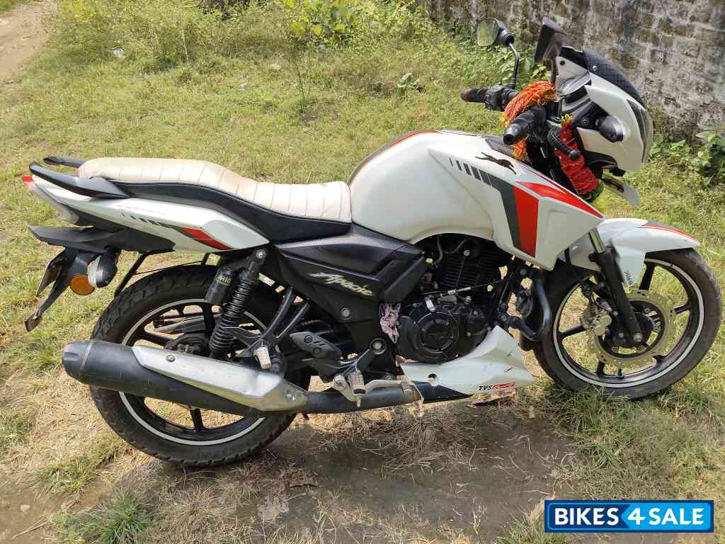 White TVS Apache RTR 160 BS VI White TVS Apache RTR 160 BS VI