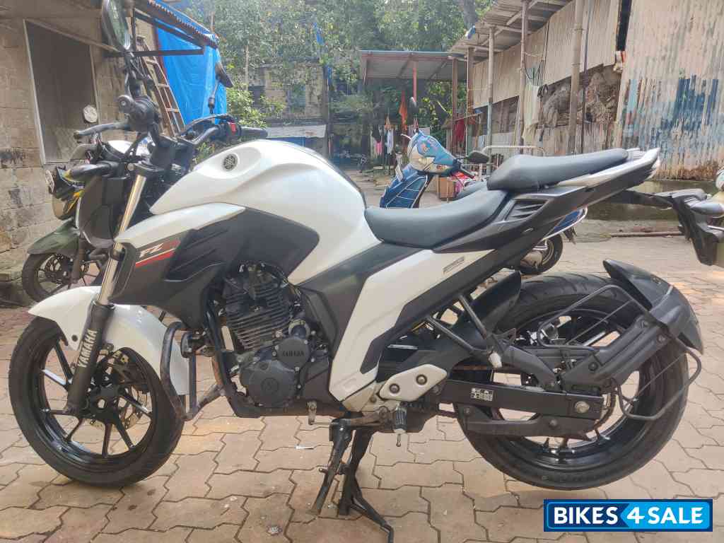 White Yamaha FZ25