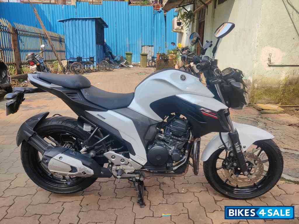 White Yamaha FZ25