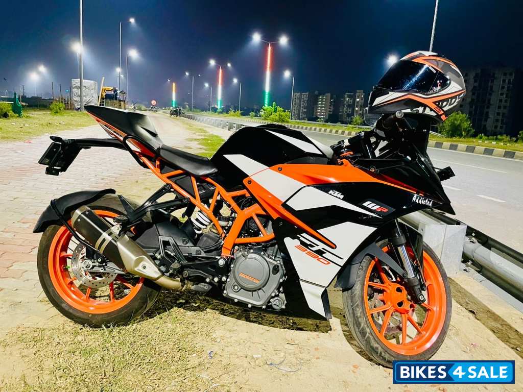 Black KTM RC 390