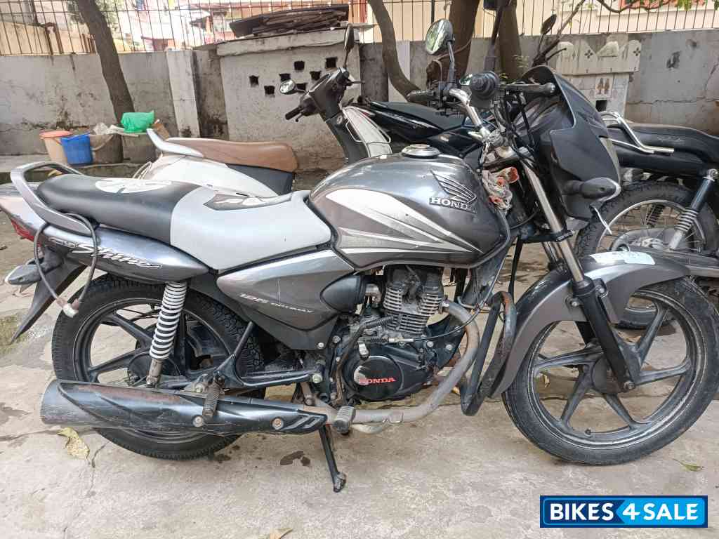 Grey Honda Shine 125 Drum