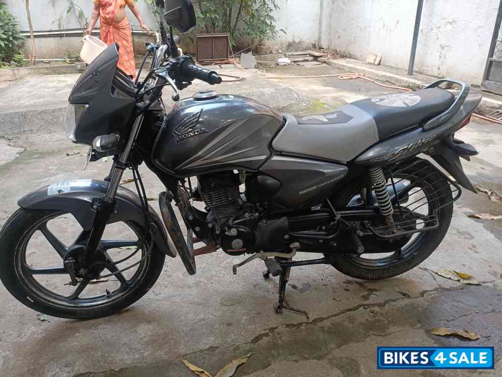 Grey Honda Shine 125 Drum