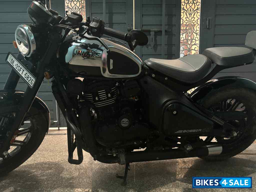 Jawa 42 Bobber Black Mirror