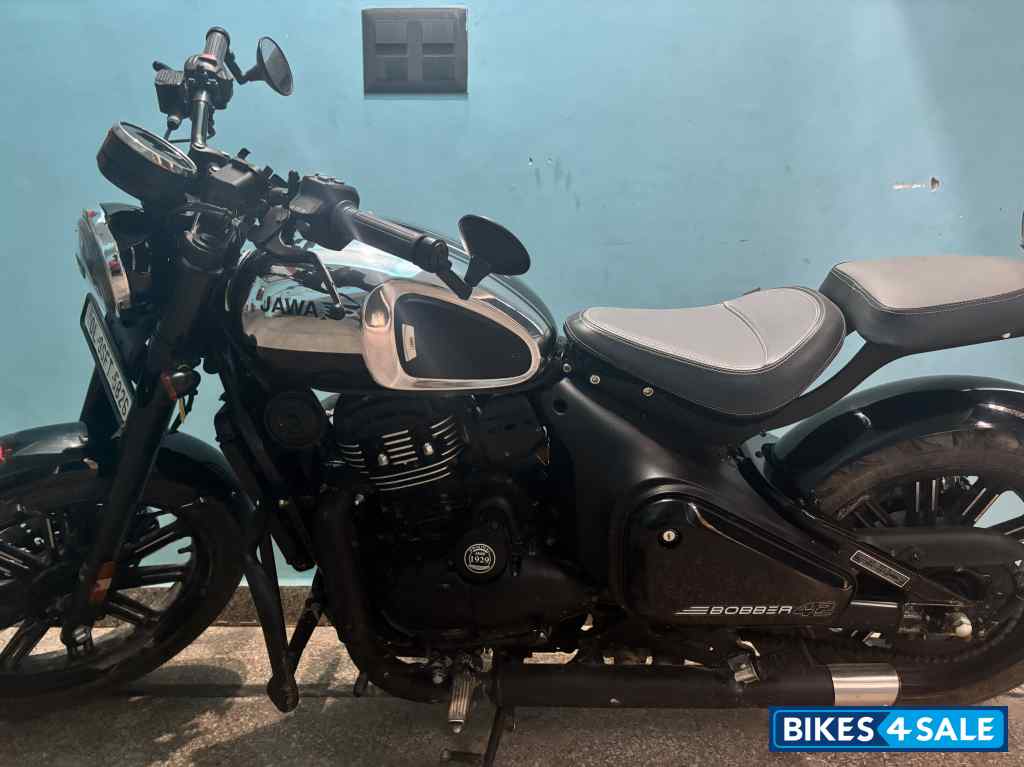 Jawa 42 Bobber Black Mirror