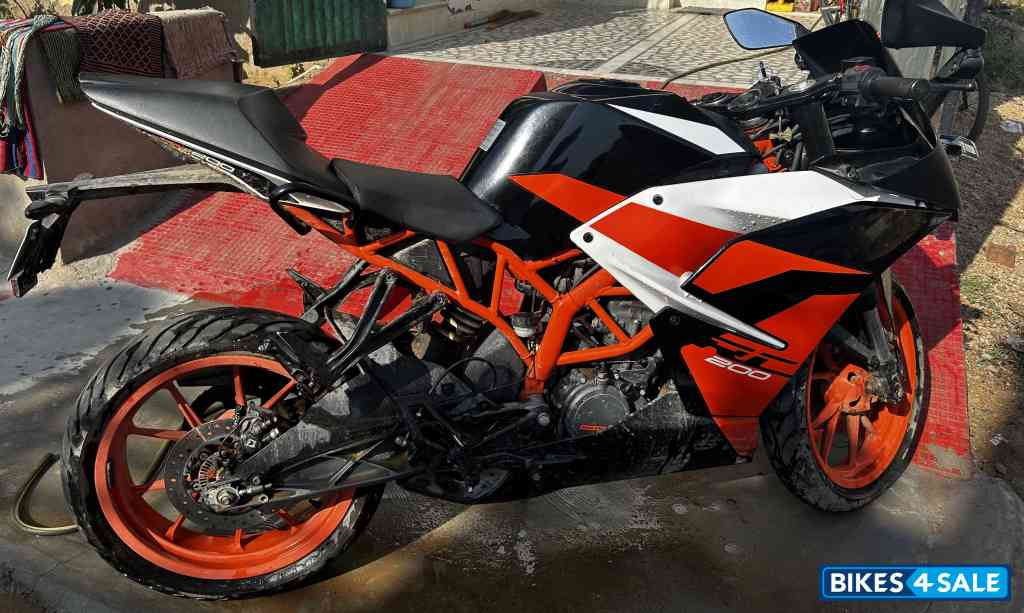Black KTM RC 200