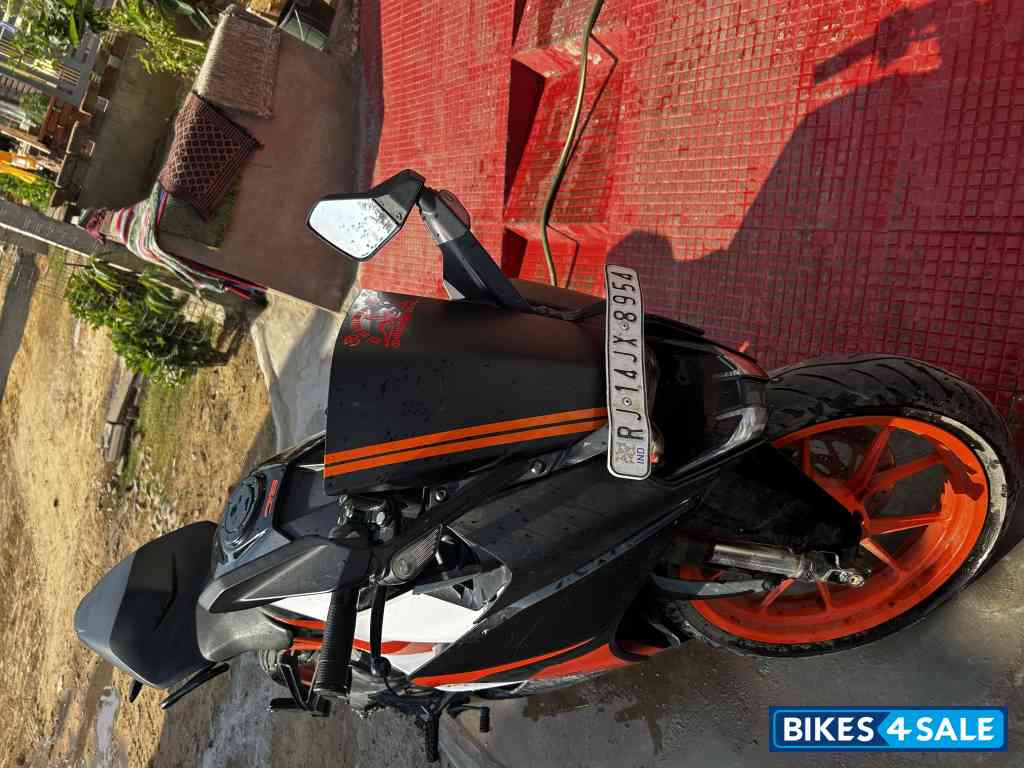 Black KTM RC 200