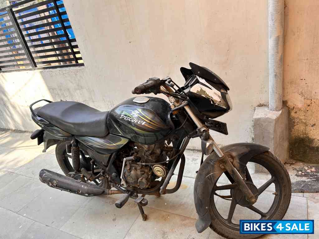 Black Bajaj Discover 125